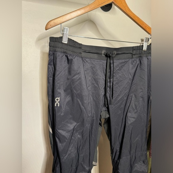 On Cloud Running Women's Black Jogger Pants EUC - Picture 9 of 11